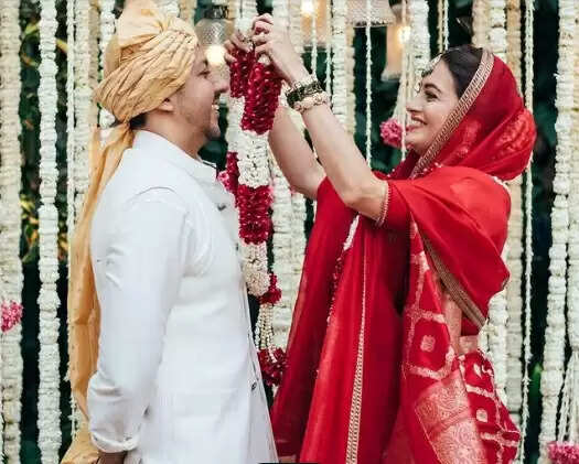 Dia Mirza Wedding: पुरूष नहीं बल्कि महिला पंडित ने संपन्न करवाई दीया मिर्जा की शादी, सामने आई तस्वीर