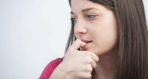 नाखून चबाना पेट के साथ-साथ मुंह के लिए भी हानिकारक है, जानें कैसे