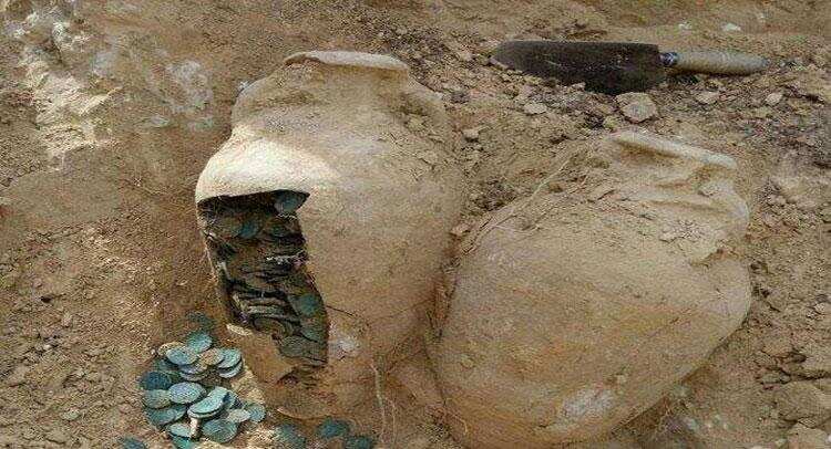 खुदाई में मिला मुगलकालीन खजाना, घड़े के अंदर से निकले 500-600 चांदी के सिक्के