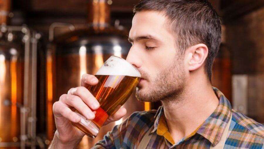 जानिए टेस्ट इतना अजीब होने के बाद भी लोग बीयर पीना इतना पसंद क्यों करते हैं?