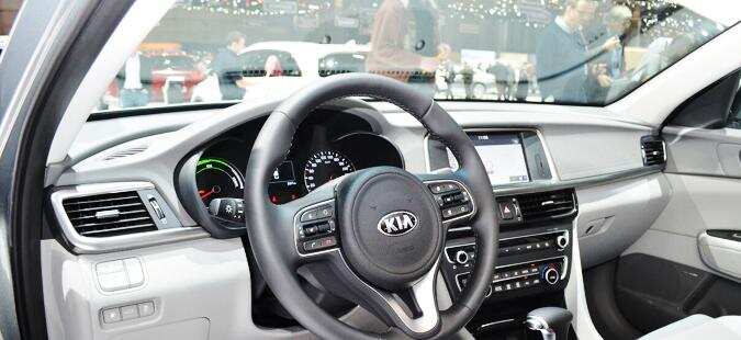 किआ ऑप्टिमा कार मॉडल को ऑटो एक्सपो में प्रदर्शित किया गया