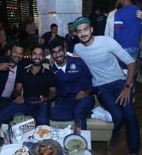 PICS: मैच से पहले कप्तान कोहली ने टीम इंडिया को दी शानदार पार्टी, जानें शिखर ने किस खुशी में काटा केक…