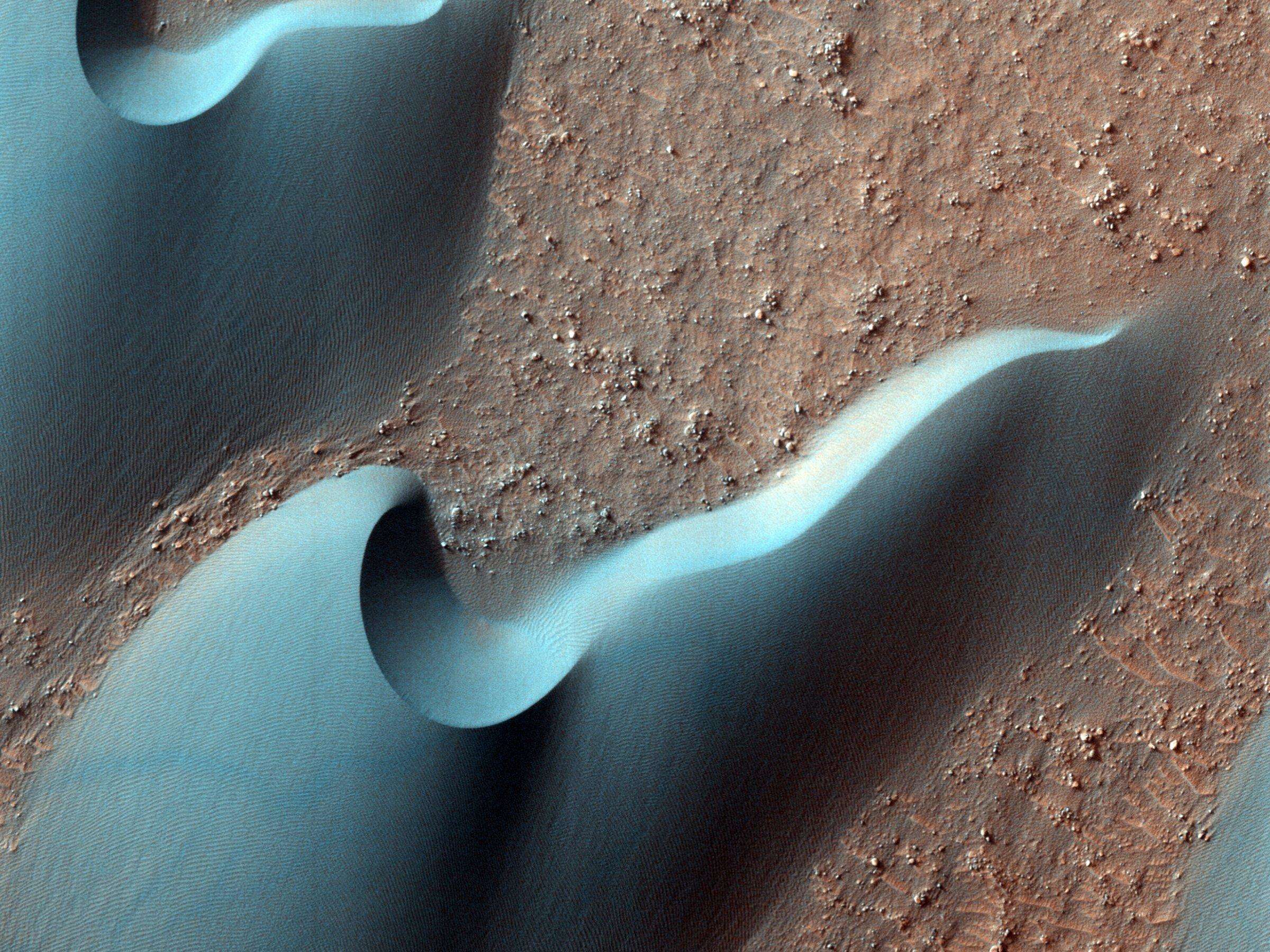नासा ने मंगल ग्रह पर खूबसूरत नीले टीलों की शानदार छवि साझा की है