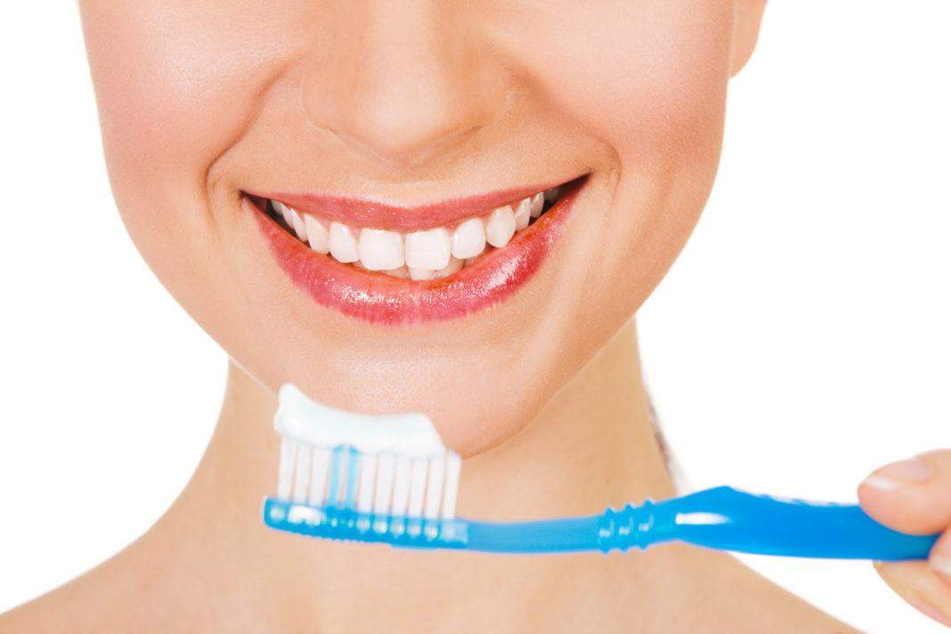 वर्ल्ड ओरल हेल्थ डे स्पेशल: दांतों की सफाई में ना बरतें लापरवाही, हो सकती हैं ये समस्याएं