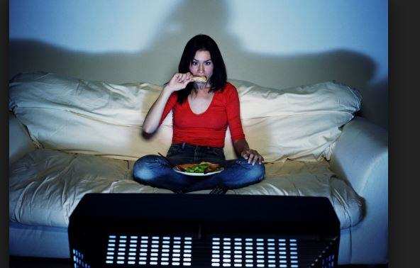 इन वजहों से टीवी देखकर खाना नही खाना चाहिए, होते हैं ये नुकसान