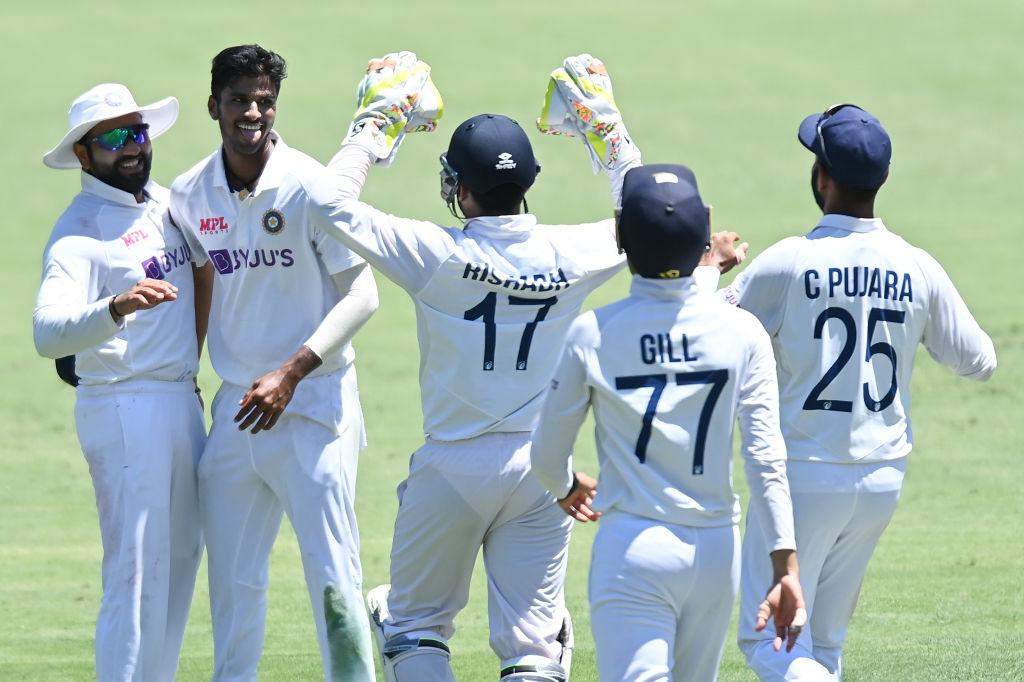 AUS vs IND:पुच्छले  बल्लेबाजों की दम पर ऑस्ट्रेलिया ने बनाए 369 रन,  टीम इंडिया पर दबाव