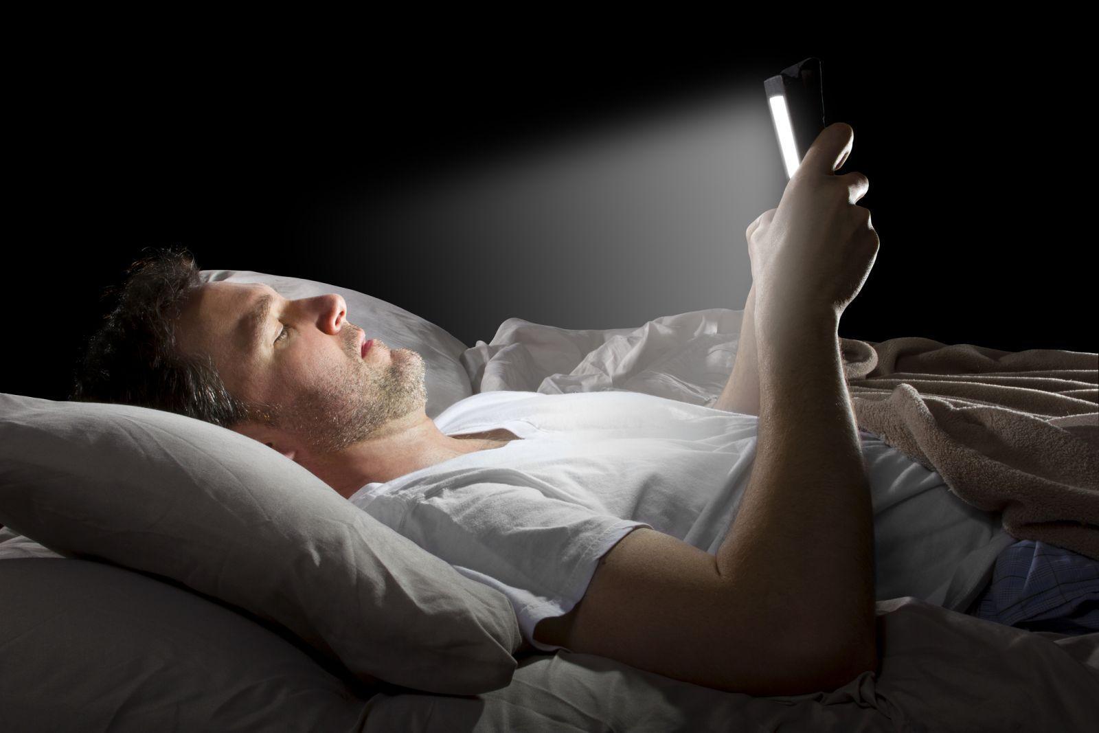 दिन-रात मोबाइल से चिपके रहना पड़ सकता है महंगा