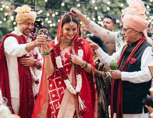 दीया मिर्जा और वैभव रेखी की शादी में अभिनेत्री के आगे आगे चलती दिखाई दी उनके पति की बेटी