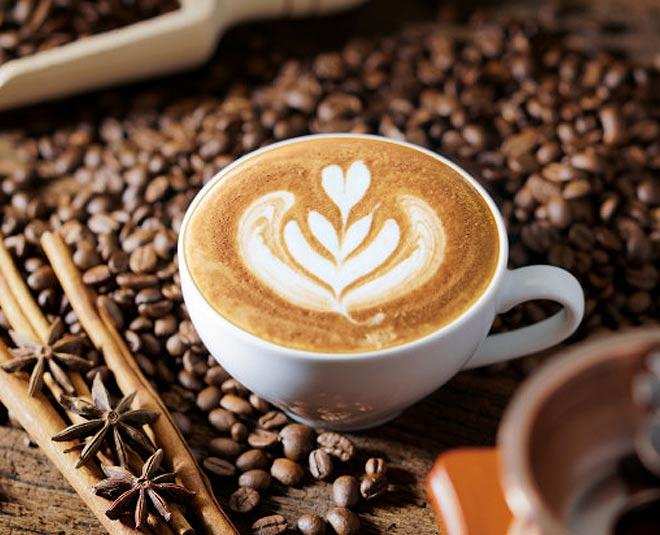 घर पर कई प्रकार की कॉफी बनाएं, जैसें मसाले और चॉकलेट कॉफी