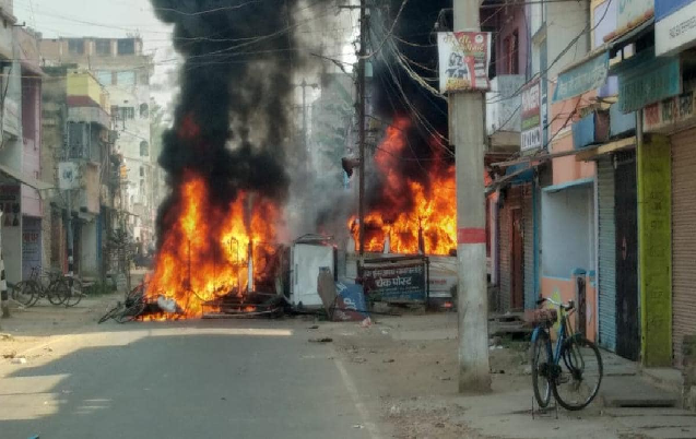 Munger Durga Visarjan Violence: बिहार के मुंगेर में फिर बवाल, पुलिस फायरिंग को लेकर गुस्साई भीड़ ने थाने में लगाई आग