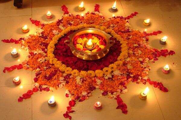 उत्सवों और पर्वों में रंग भर देती है शुभ रंगोली