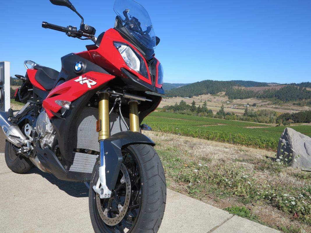 बाइक्स में मोटे और चौड़े टायर्स होने के क्या है फायदे-नुकसान, जानिए