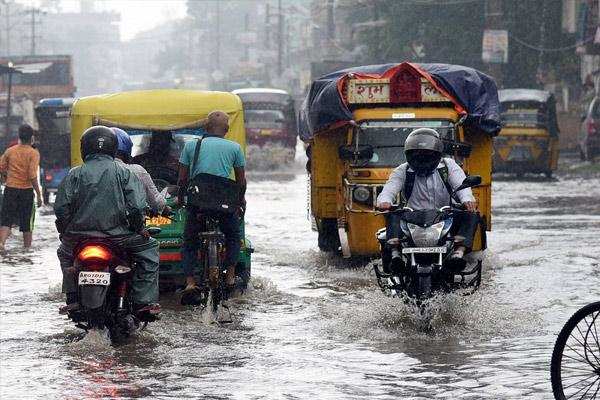 Mumbai में मूसलाधार बारिश से थमी जिंदगी, दर्ज हुई 36 सेंटीमीटर बारिश