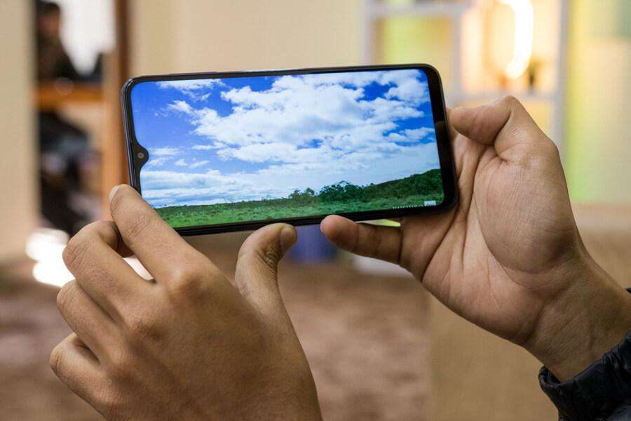 Samsung Galaxy M10 स्मार्टफोन की पहली सेल हिट रही