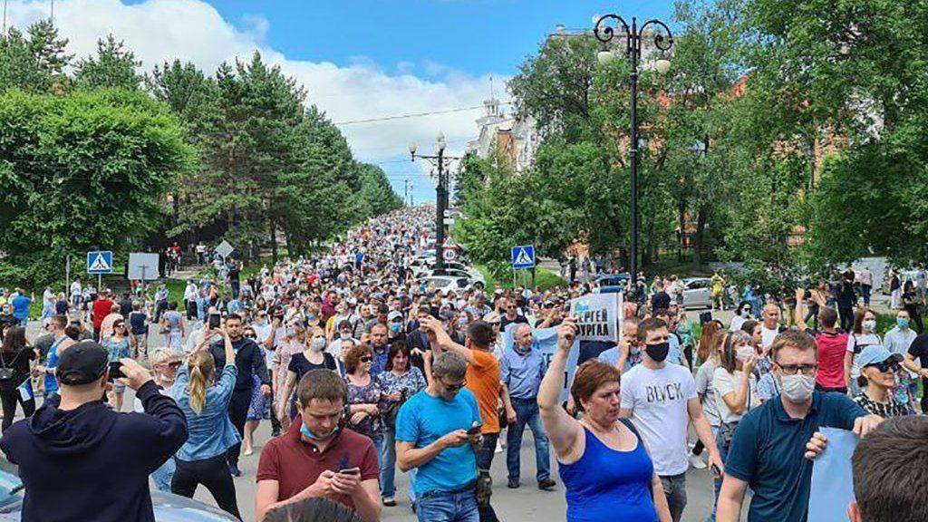 रूस: गवर्नर की गिरफ्तारी के विरोध में प्रदर्शन, राष्ट्रपति पुतिन से इस्तीफे की मांग