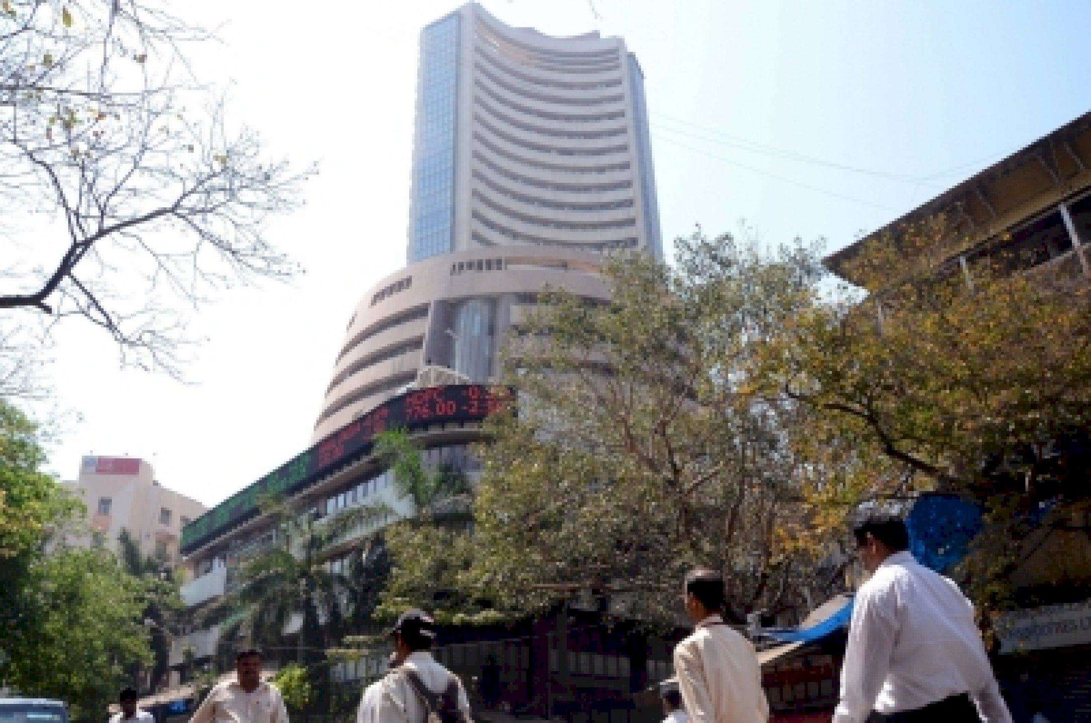 बढ़त के साथ खुलने के बाद टूटा बाजार, Sensex 100 अंक फिसला