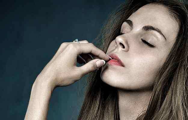 नाखून चबाना पेट के साथ-साथ मुंह के लिए भी हानिकारक है, जानें कैसे