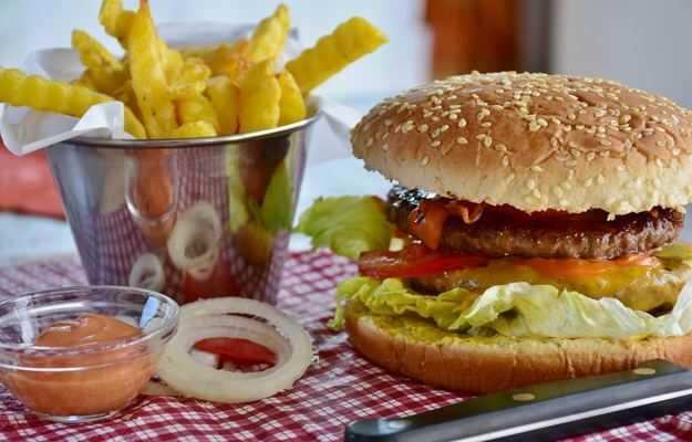 Fast Food: क्या फास्ट फूड स्वास्थ्य के लिए खतरनाक होता है?