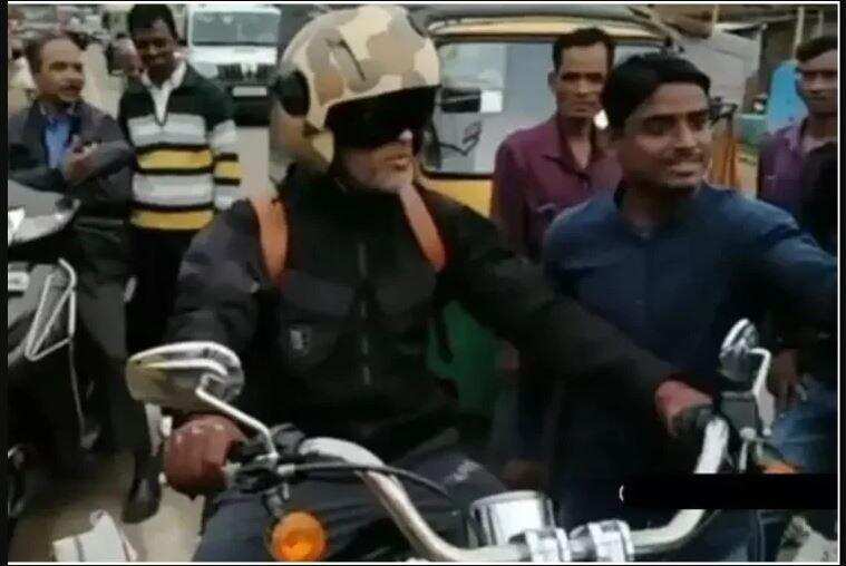 रांची की सड़कों पर बाईक चलाते नजर महेंद्र सिंह धोनी