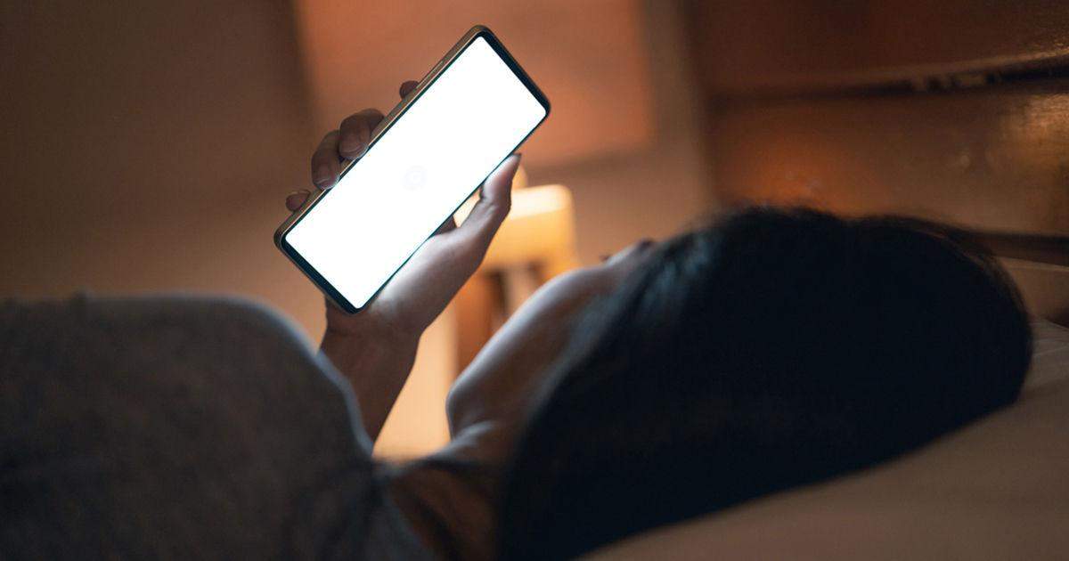 Health: रात में जागने की आदत, स्मार्टफोन का इस्तेमाल, जानें क्या है नुकसान?