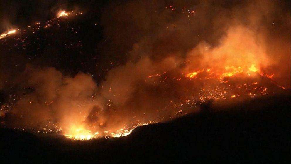 कैलिफ़ोर्निया में जंगल की आग तेजी से फैल रही है।