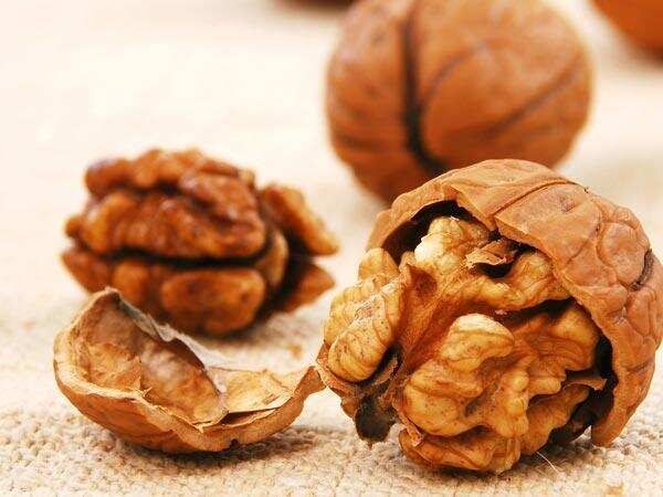 चमकती त्वचा चाहिए? घर पर अखरोट स्क्रब करने की कोशिश करें,जानें विधि