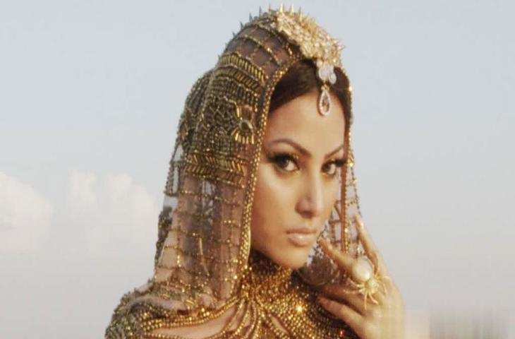 Urvashi Rautela की इस तस्वीर को देख कर उड़ सकते है आपके होश, पहनी 37 करोड़ रुपये की ड्रेस
