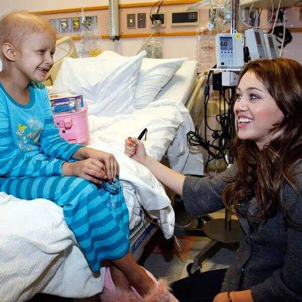 Hollywood Celeb: जब हॉलीवुड के इन सितारों ने पूरी की अपने फैंस की इच्छा, कोई पहुंच अस्पताल तो किसी ने बढ़ाया हौसला