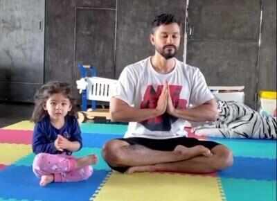 अभिनेता कुणाल खेमू ने अपनी बच्ची को दिया योगा टिप्स
