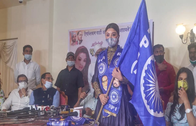 Payal Ghosh: अनुराग कश्यप पर रेप का आरोप लगाने वाली पायल घोष ने ज्वाइन की रामदास आठवले की पार्टी, अब करेंगी राजनीति