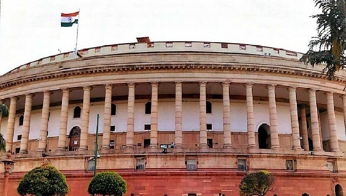 Parliament Session 2020: विपक्ष के सांसदों ने संसद भवन परिसर में किया मार्च, कृषि बिलों के खिलाफ लगाए नारे