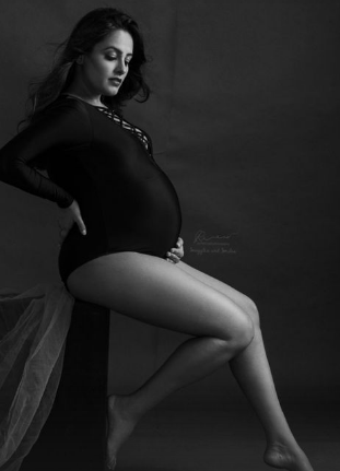 ANITA HASSANANDANI बेबी बंप के साथ करवाया बोल्ड फोटोशूट