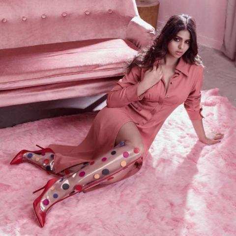 शाहरुख खान की बेटी को ऐसे कपड़ों में देख लोगों ने कहा, बला की खूबसूरती है…