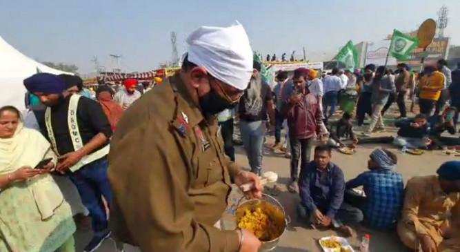 Punjab Police के एसआई ने सिंघू सीमा पर किसानों को भोजन परोसा