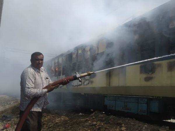 रेवाड़ी : रोहतक रेलवे स्टेशन पर खड़ी यात्री गाड़ी में लगी आग, 3 बोगियां जली; 2 घंटे बाद दिल्ली के लिए होना था रवाना