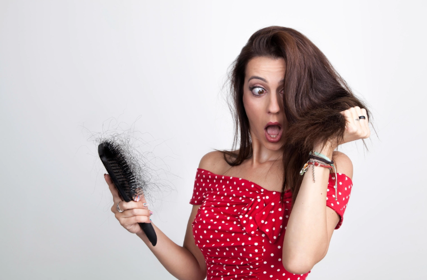 अगर आप बालों के झड़ने की समस्या से परेशान हैं तो इन घरेलू उपायों का करें इस्तेमाल