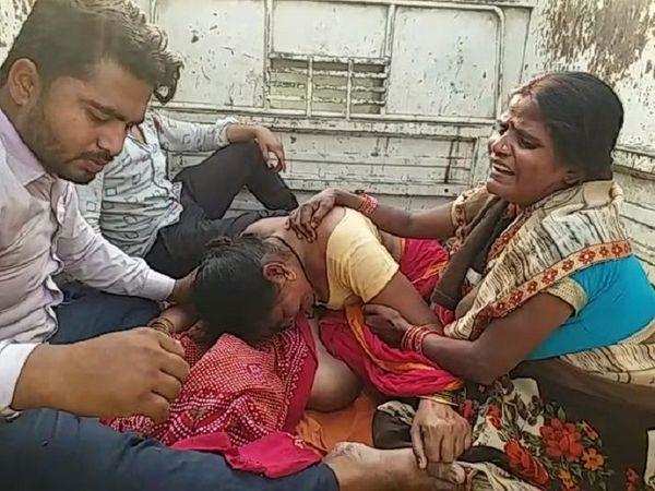 रोहतास : पटना के पालीगंज PHC के बाहर टेम्पो में तड़पती रही महिला, एम्बुलेंस में भी ऑक्सीजन नहीं, मौत पर बवाल