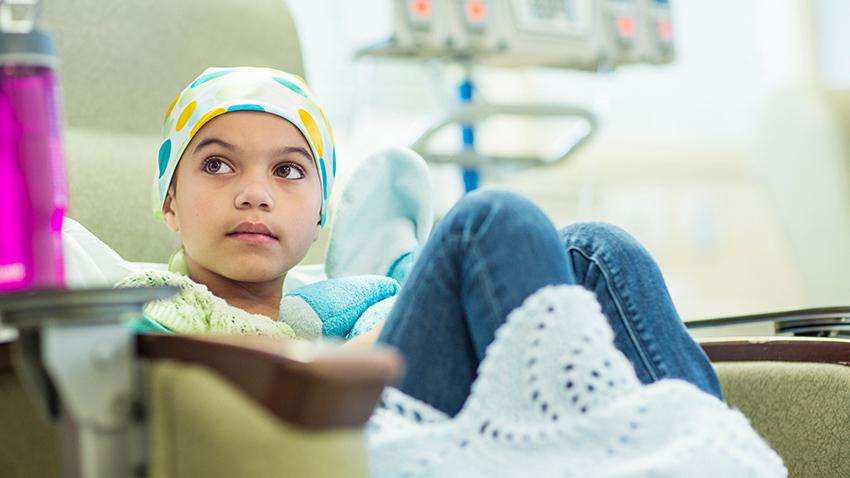 कैंसर की बीमारी बच्चों के जीवन में भी फैला रही है बहुत तेज़ी से पैर 