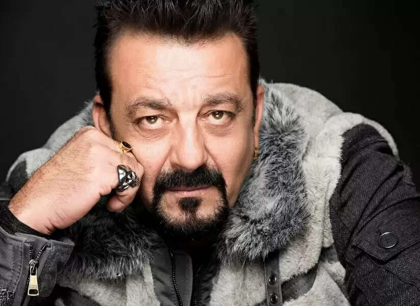 Sanjay Dutt: कैंसर को मात देने के बाद संजय दत्त ने लगवाई कोरोना वैक्सीन, शेयर की तस्वीर
