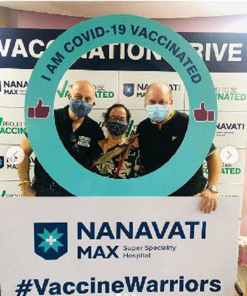Anupam Kher ने पूरे परिवार के साथ ली कोरोना वैक्सीन की दूसरी डोज, देखें तस्वीर