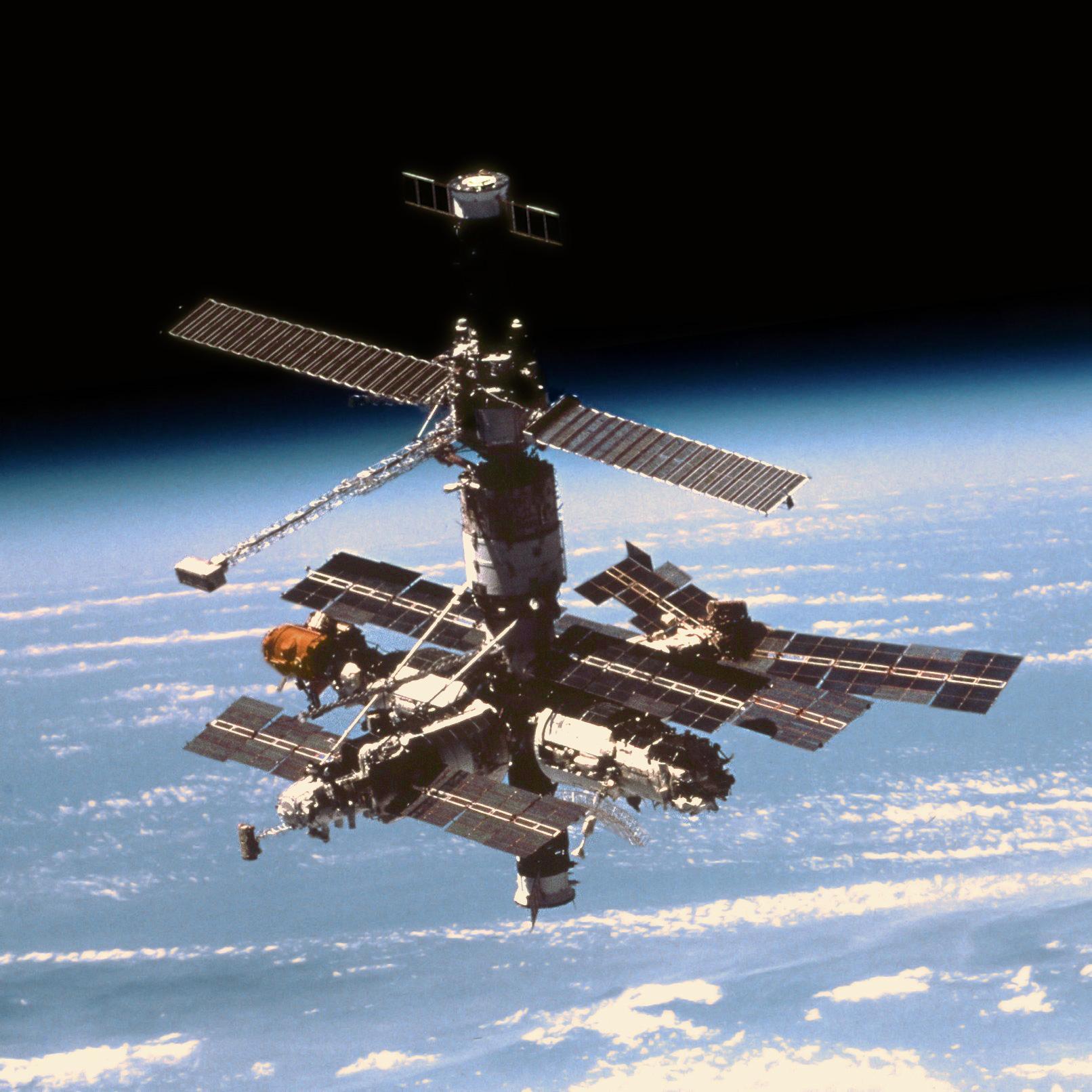 19 सितंबर को अंतरिक्ष में  शटल-मीर लिंकअप हुआ
