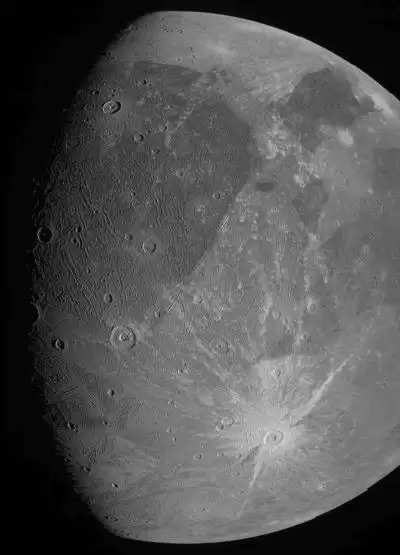 NASA के जूनोकैम ने बृहस्पति के चंद्रमा गैनीमेड की एक क्लोज-अप छवि को कैप्चर किया