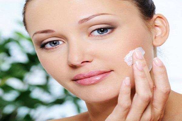 Skin Tips: चेहरे पर गलती से भी इन चीजों को न लगाएं, नहीं तो त्वचा को हो सकता है नुकसान