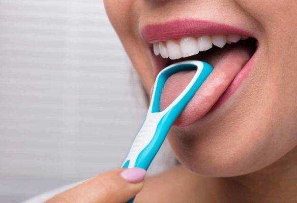दांतों को साफ करते समय जीभ को भी साफ करें, नहीं तो इससे असुविधा हो सकती है,जानें