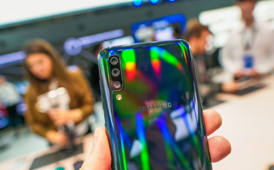 इस बढ़िया फ़ोन की कीमत जानकर चौक जायेंगे आप, इस फ़ोन में दिए गए इतने सारे शानदार फीचर्स की आप इस्तेमाल करते करते थक जायेंगे!