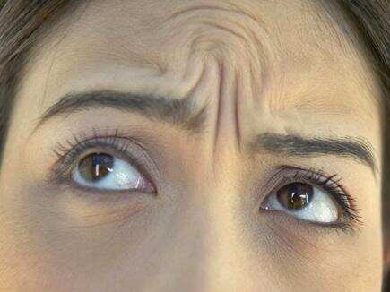 माथे पर पड़ने लगी है झुर्रियां आखिर क्या है इसके पीछे कारण जाने यहाँ