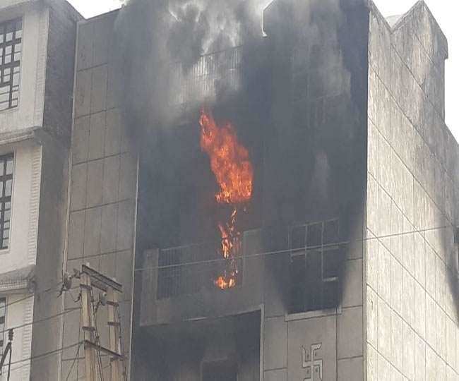 Delhi के एक मॉल में लगी आग, कोई हताहत नहीं
