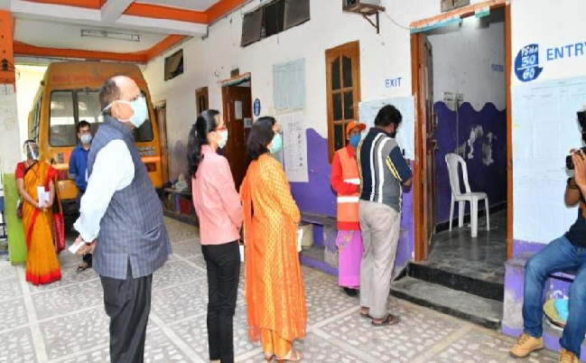GHMC Election 2020: हैदराबाद निकाय चुनाव के लिए वोटिंग आज, बीजेपी-ओवैसी और TRS में कांटे की टक्कर…