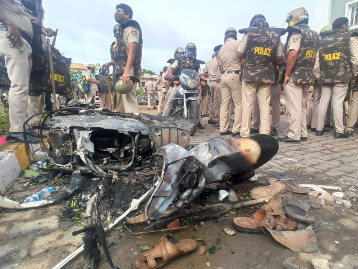 बेंगलुरु: फेसबुक पोस्ट से उबल पड़ा पूरा शहर, 60 पुलिसकर्मी घायल, दो की मौत