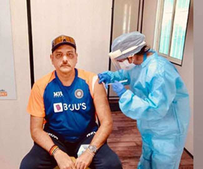 टीम इंडिया के हेड कोच Ravi shastri ने लगावाई वैक्सीन, जानें क्यों फैंस ने कर दिया ट्रोल
